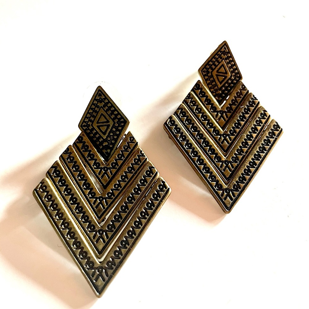 Cute Urban Outfitters gold triangle earrings